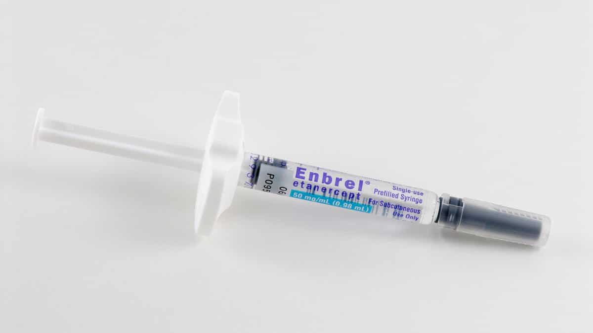 حقن إنبريل التي تحتوي على مادة إيتانيرسيبت - رحلتي مع مرض التهاب الفقرات التصلبي