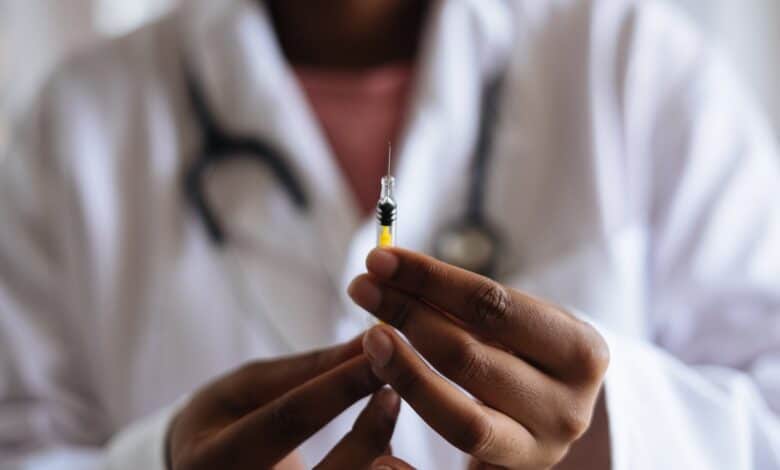 هل التطعيمات مفيدة أم ضارة - فوائد وأضرار اللقاحات