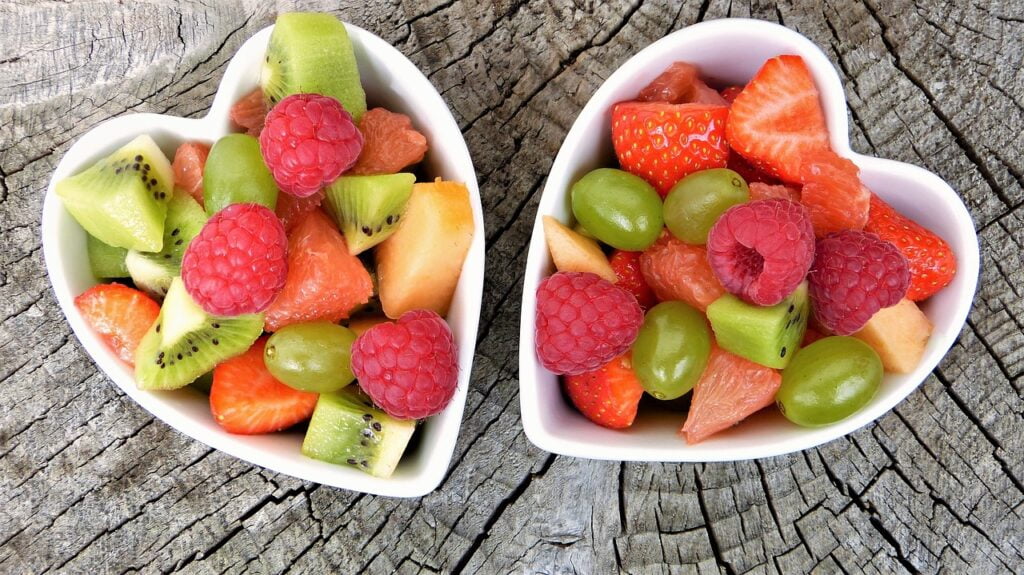 يحتاج مرضى السكر لكميات معتدلة من الخضروات والفواكه - هل سكر الفاكهة يخفض سكر الدم - هل الفواكه مفيدة لمريض السكر